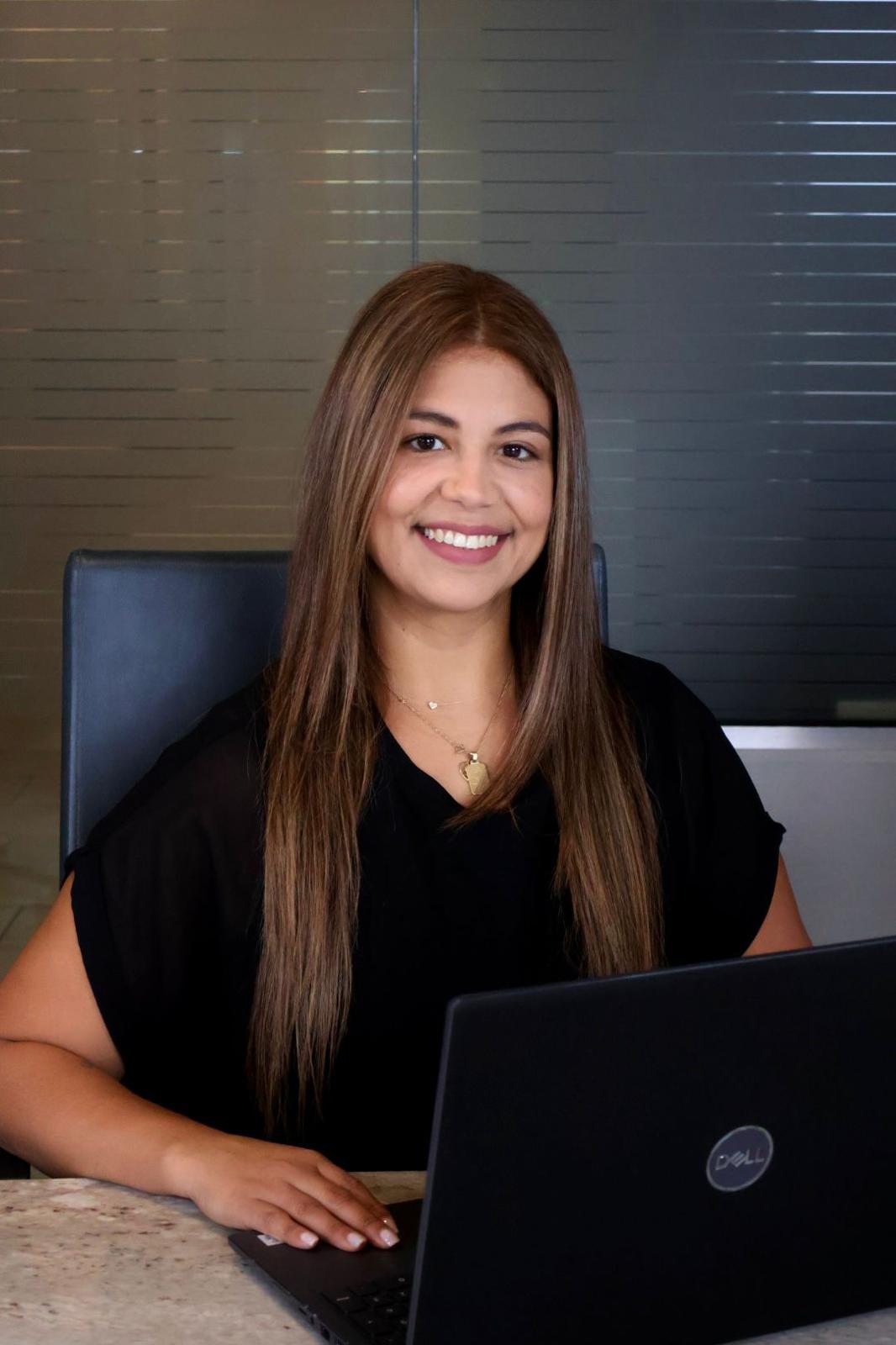 Astrid atendiendo personalmente desde su oficina