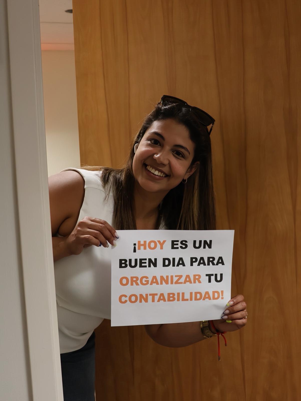 Contadora trabajando con documentos de impuestos